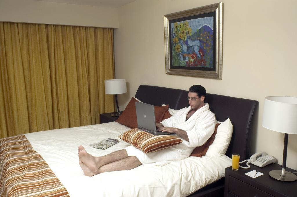 Hotel Terranova Coatzacoalcos Chambre photo A guest using a laptop in a hotel room